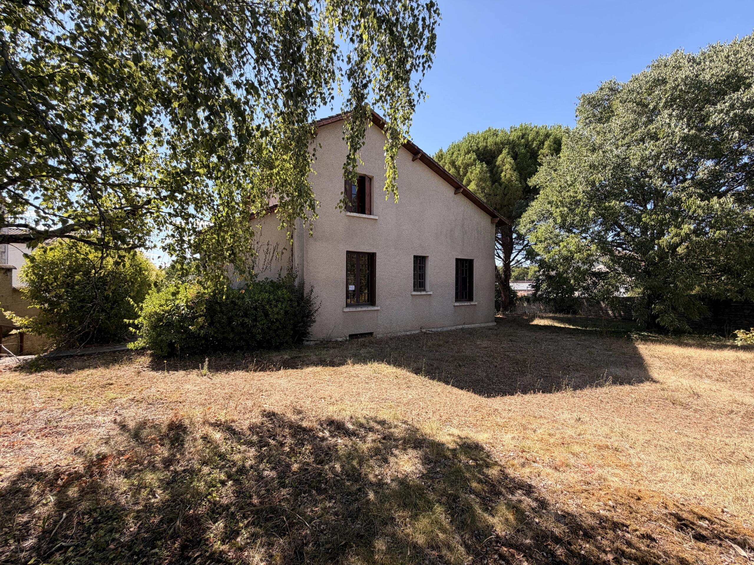 Town Centre Property with Garage and Development Potential, Poitou-Charentes – France – BVI86159
