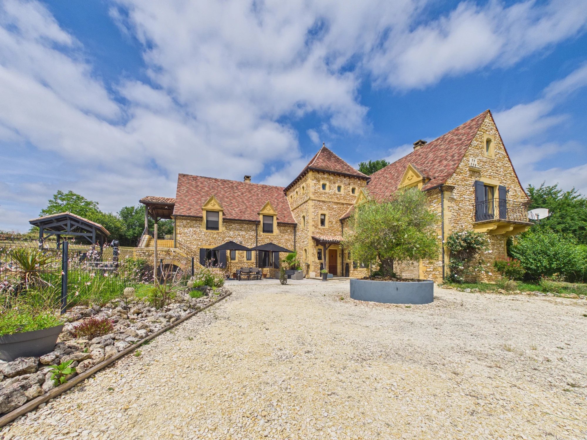 Elegant Stone Residence with Panoramic Views and Flexible Living Accommodation, Aquitaine – France – BVI86233
