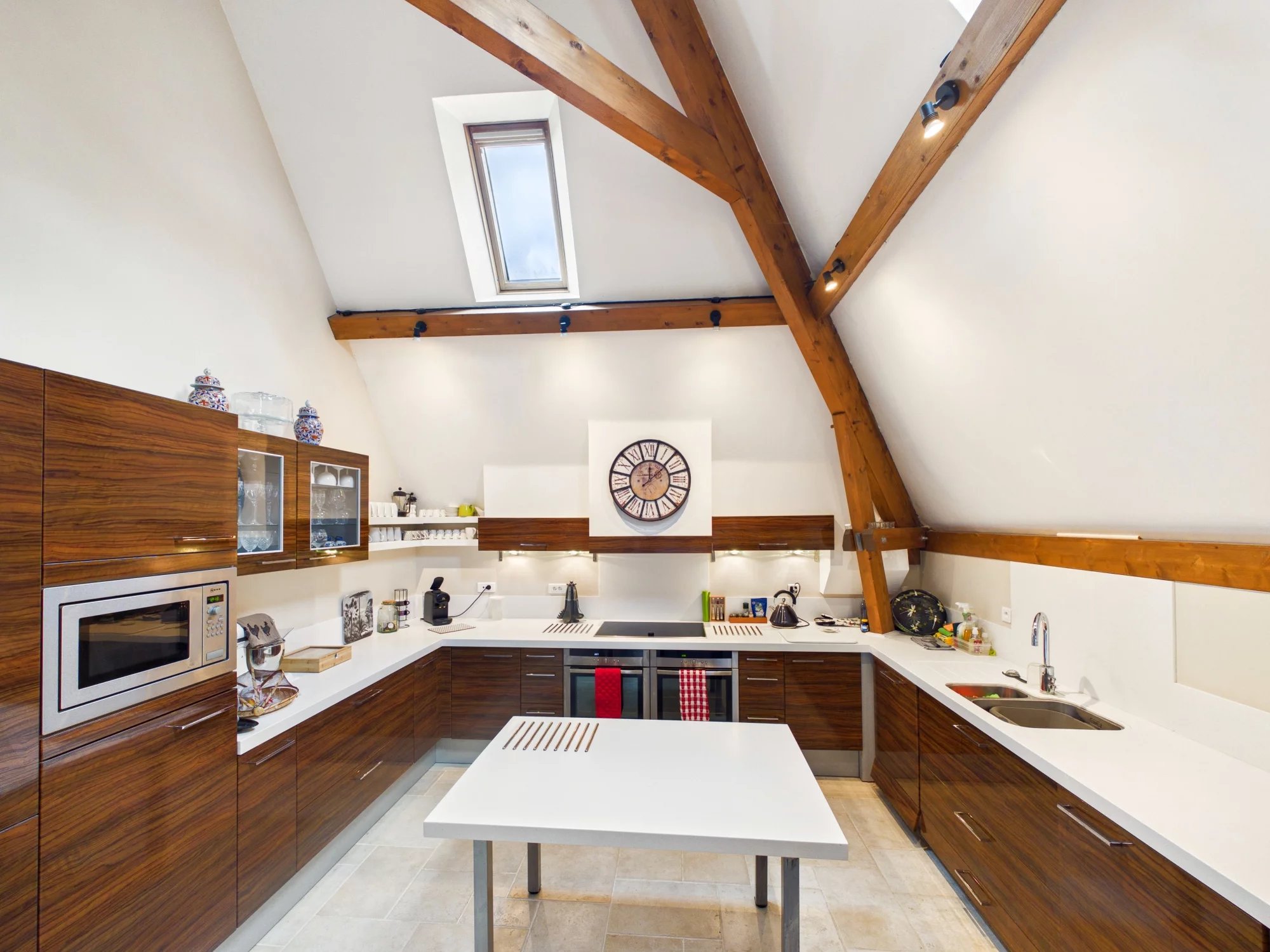 Elegant Stone Residence with Panoramic Views and Flexible Living Accommodation, Aquitaine – France – BVI86233