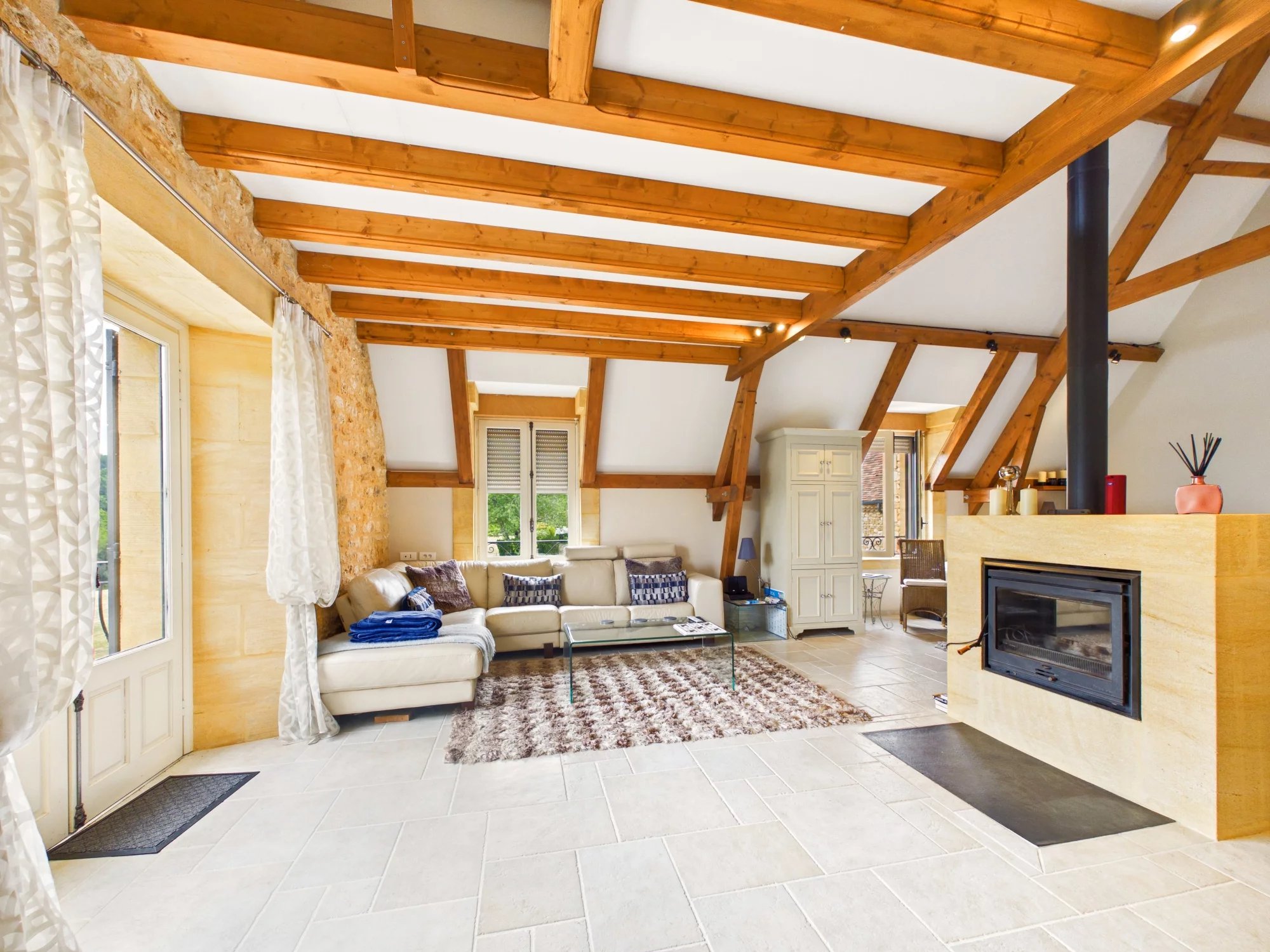 Elegant Stone Residence with Panoramic Views and Flexible Living Accommodation, Aquitaine – France – BVI86233