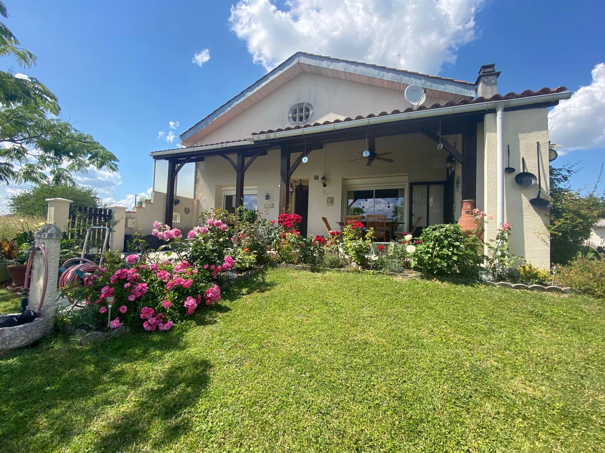 Well Presented 3/4 Bed Home and 3 Bed Guest house in Stunning Location, Poitou-Charentes – France – BVI81128