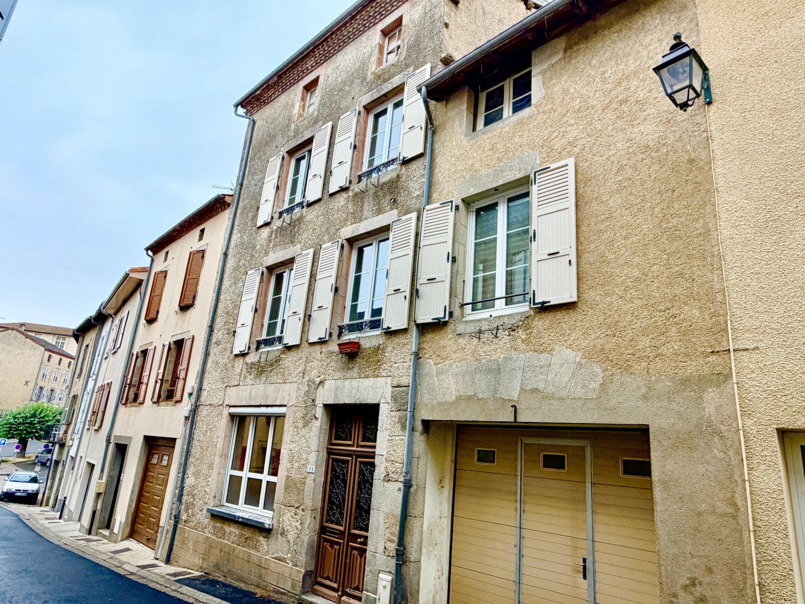 Large and flexible townhouse in the centre of this lively town, Limousin – France – BVI86573