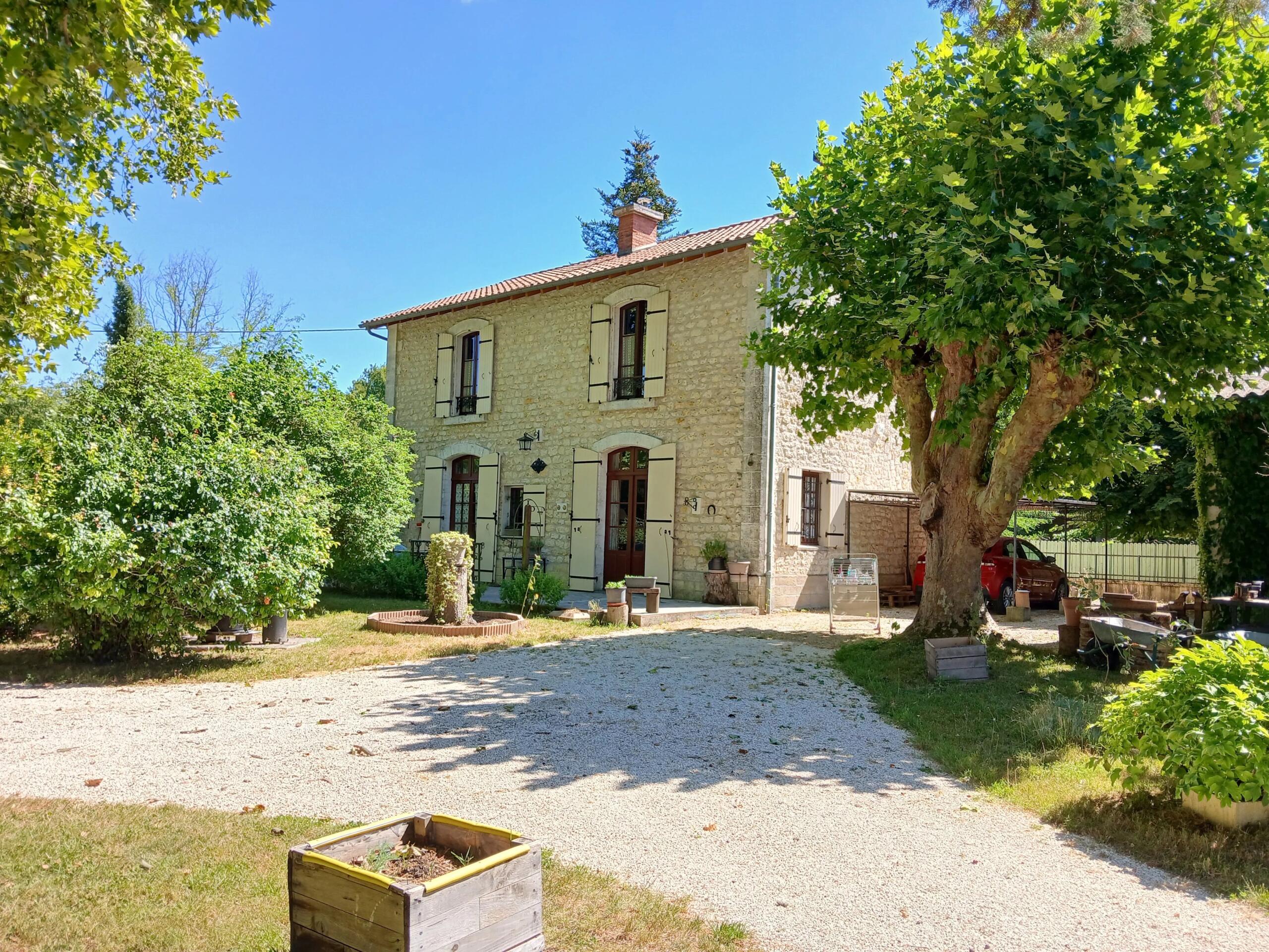 Spacious family home with parkland gardens, Aquitaine – France – BVI86542