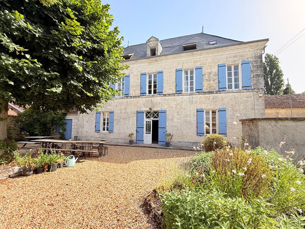 8 bedroom maison in Aubeterre Sur Dronne, Charente, France