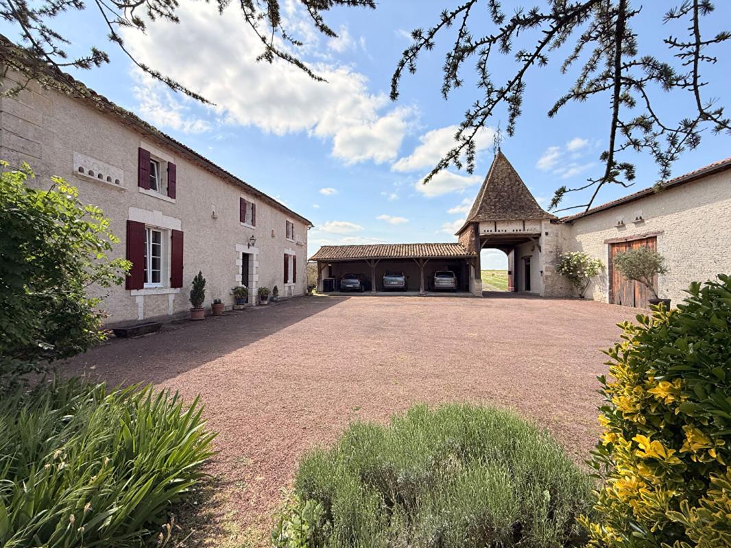 5 bedroom demeure in Barbezieux Saint Hilaire, Charente, France