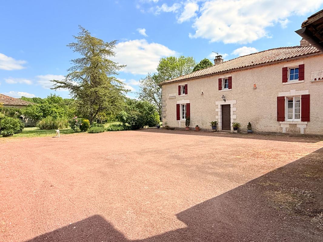 5 bedroom demeure in Barbezieux Saint Hilaire, Charente, France