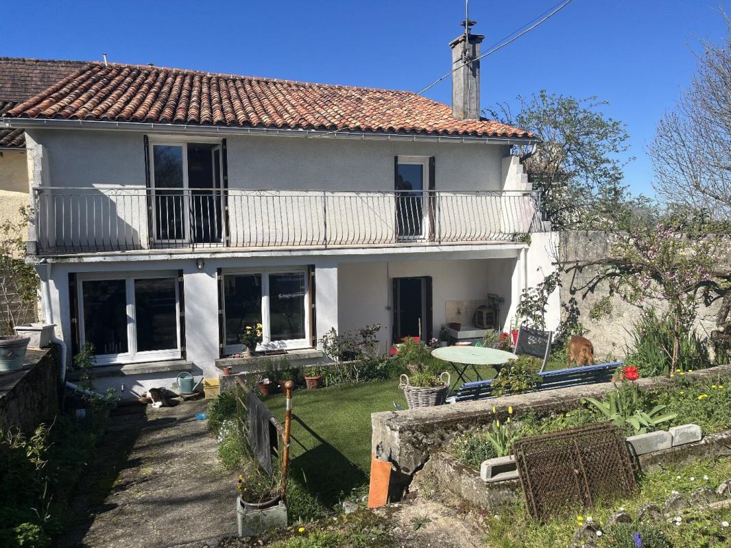 4 bedroom maison de village in Bors De Montmoreau, Charente, France