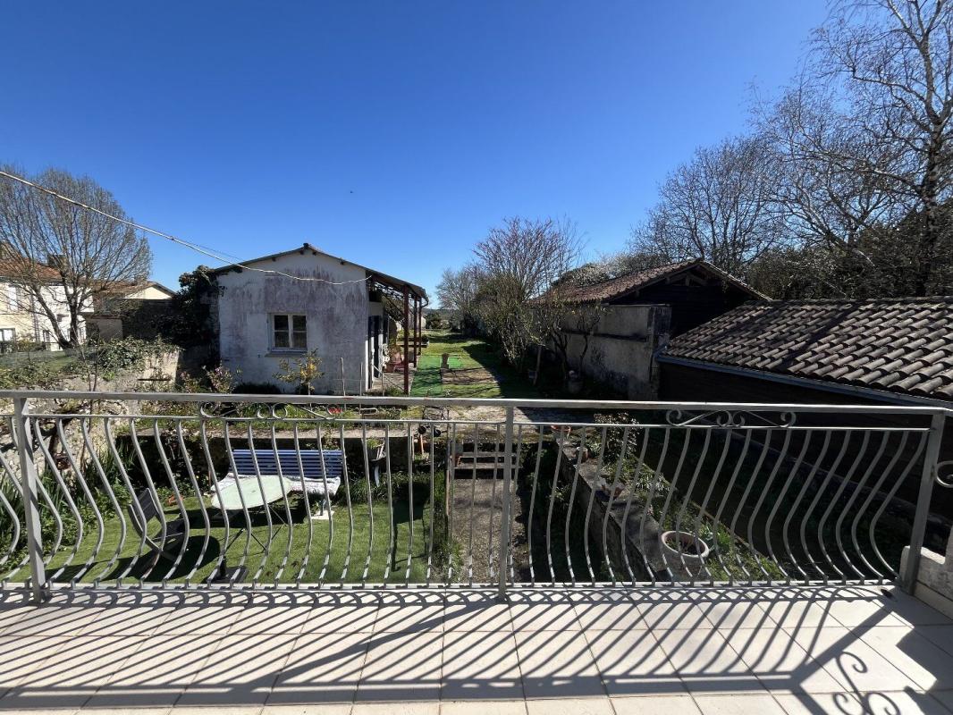 4 bedroom maison de village in Bors De Montmoreau, Charente, France