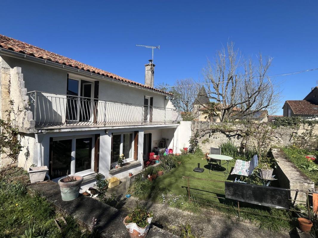 4 bedroom maison de village in Bors De Montmoreau, Charente, France