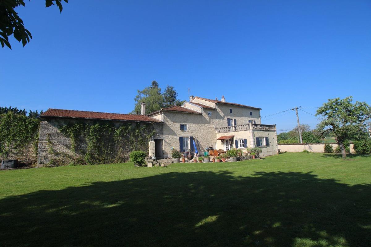 12 bedroom manoir in Vinax, Charente-Maritime, France