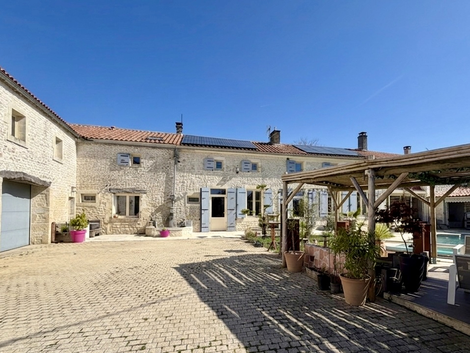 3 bedroom maison in Haimps, Charente-Maritime, France