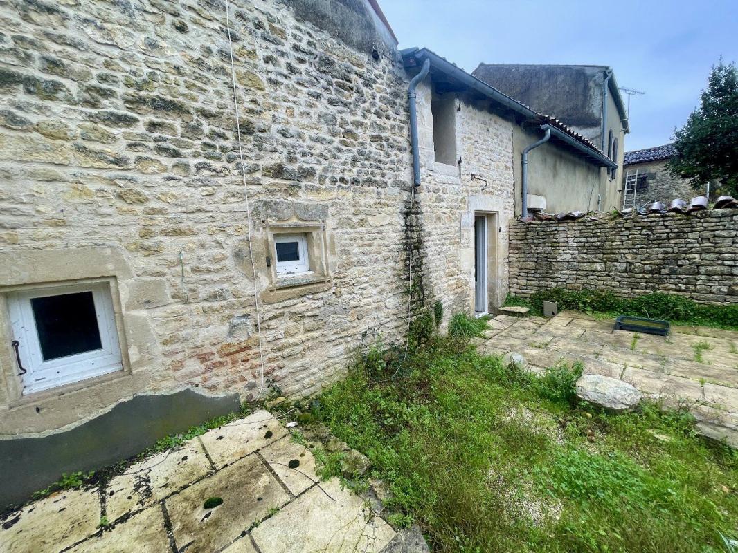 3 bedroom maison a renover in Aumagne, Charente-Maritime, France