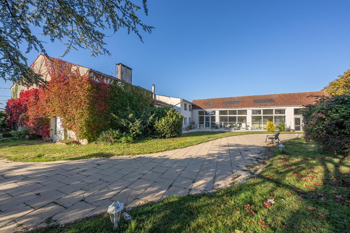 6 bedroom propriete in Saint Mard, Charente-Maritime, France