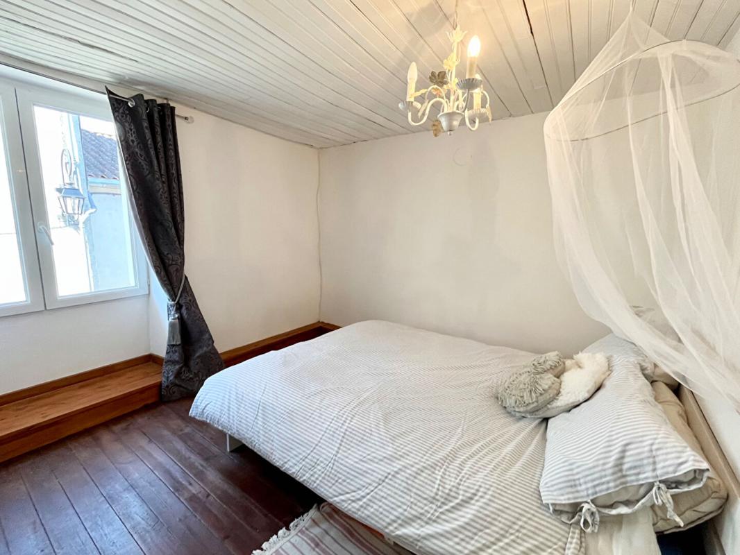 2 bedroom maison en pierres in L Isle Jourdain, Vienne, France