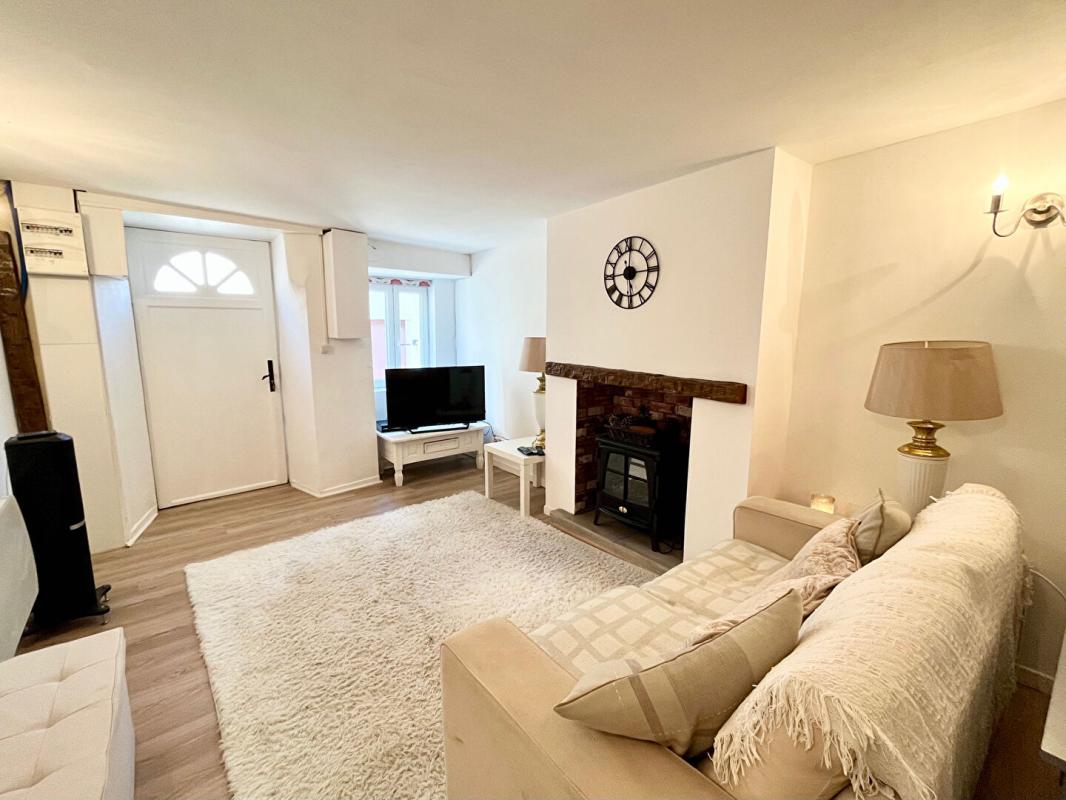 2 bedroom maison en pierres in L Isle Jourdain, Vienne, France