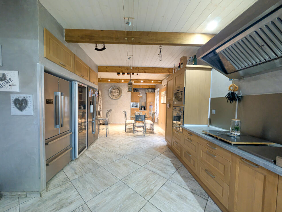 Beautiful stone-built home with cathedral-ceiling living room, pool, garage and 6 bedrooms near Carcassonne