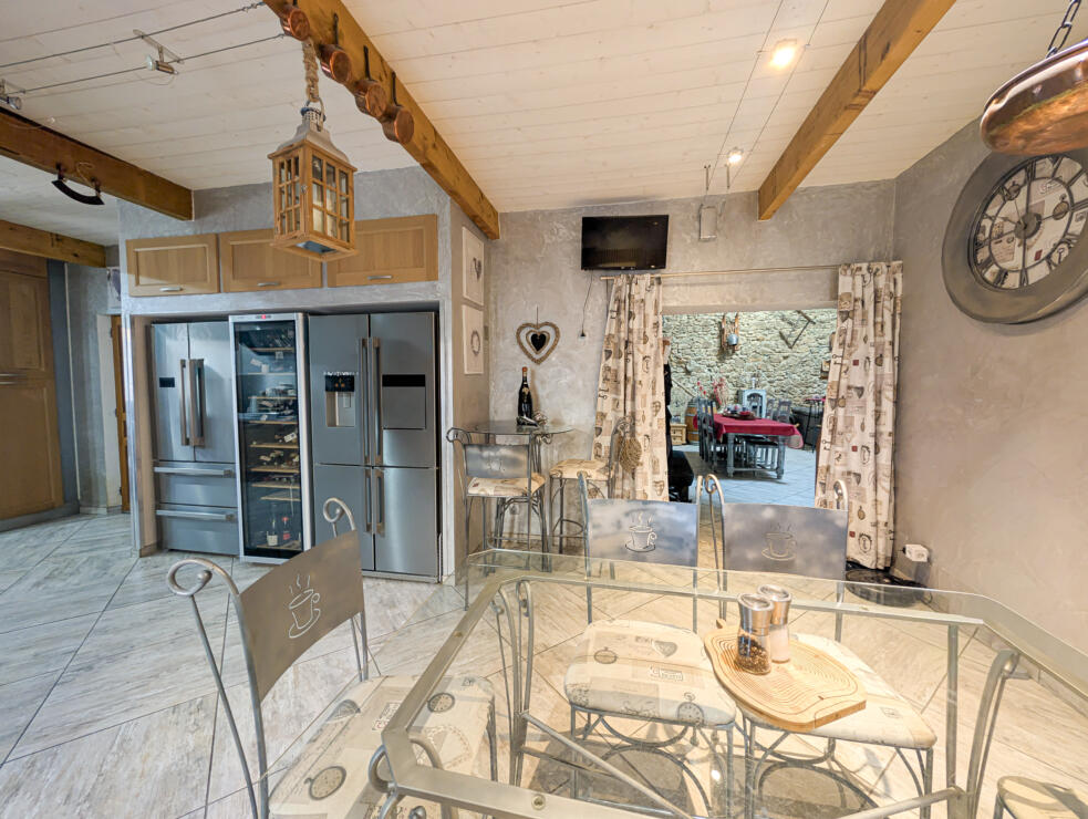 Beautiful stone-built home with cathedral-ceiling living room, pool, garage and 6 bedrooms near Carcassonne
