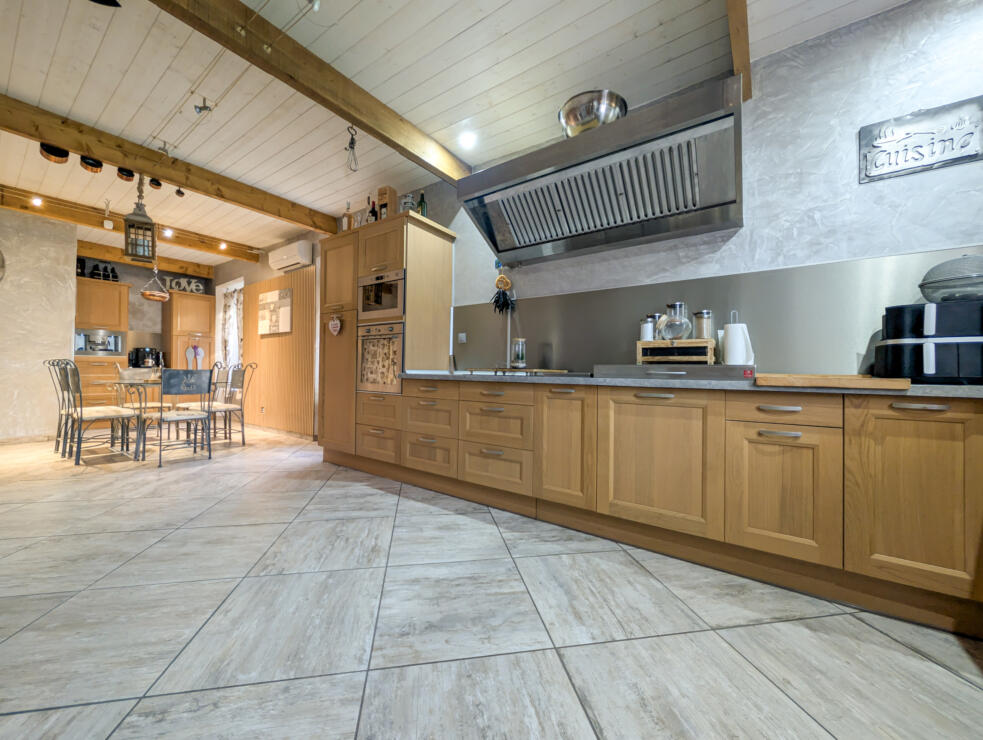 Beautiful stone-built home with cathedral-ceiling living room, pool, garage and 6 bedrooms near Carcassonne