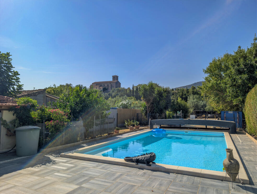 Beautiful stone-built home with cathedral-ceiling living room, pool, garage and 6 bedrooms near Carcassonne