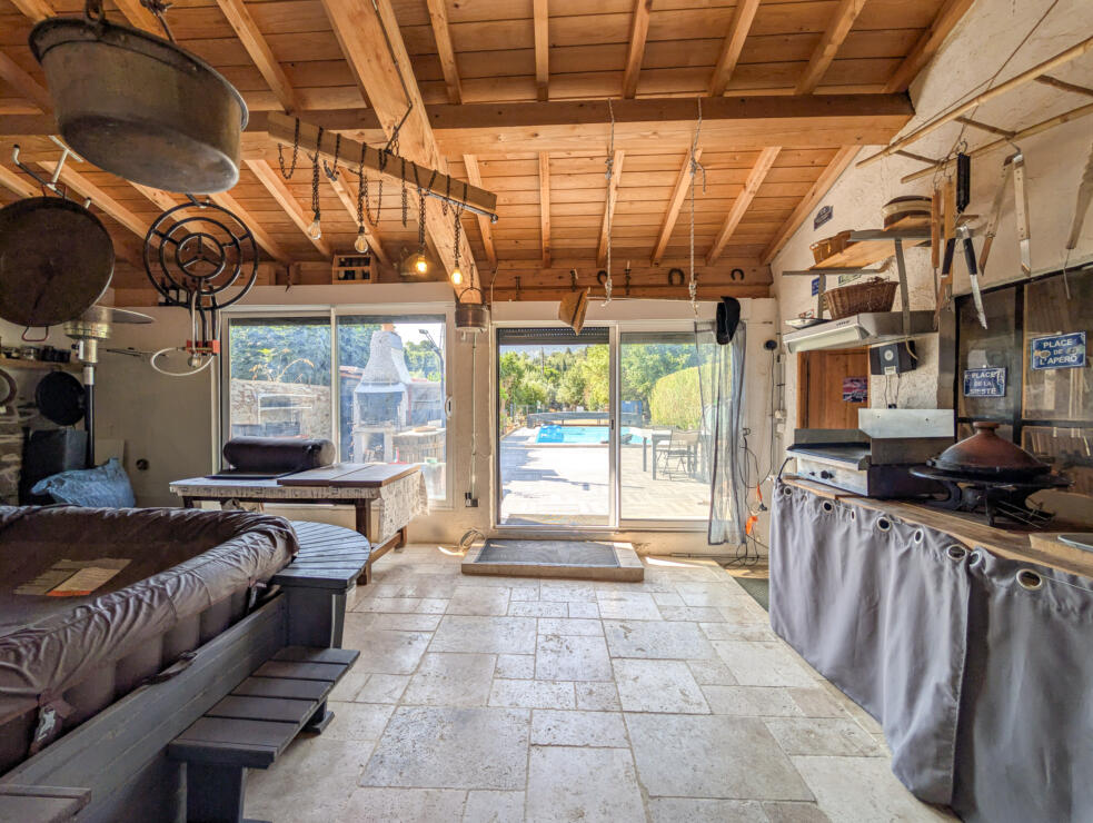 Beautiful stone-built home with cathedral-ceiling living room, pool, garage and 6 bedrooms near Carcassonne