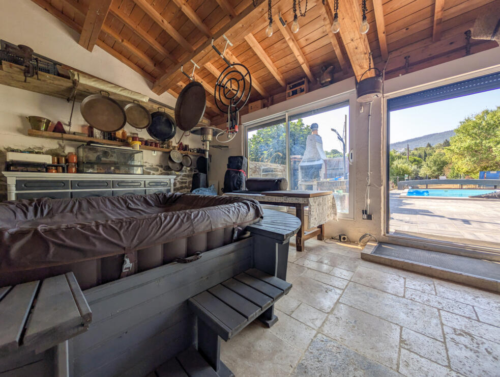 Beautiful stone-built home with cathedral-ceiling living room, pool, garage and 6 bedrooms near Carcassonne