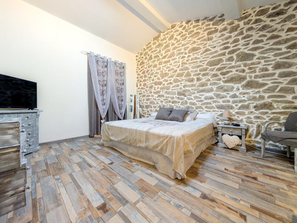 Beautiful stone-built home with cathedral-ceiling living room, pool, garage and 6 bedrooms near Carcassonne