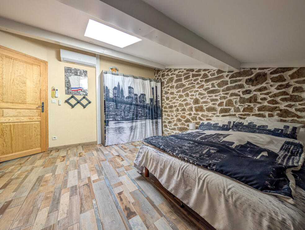 Beautiful stone-built home with cathedral-ceiling living room, pool, garage and 6 bedrooms near Carcassonne