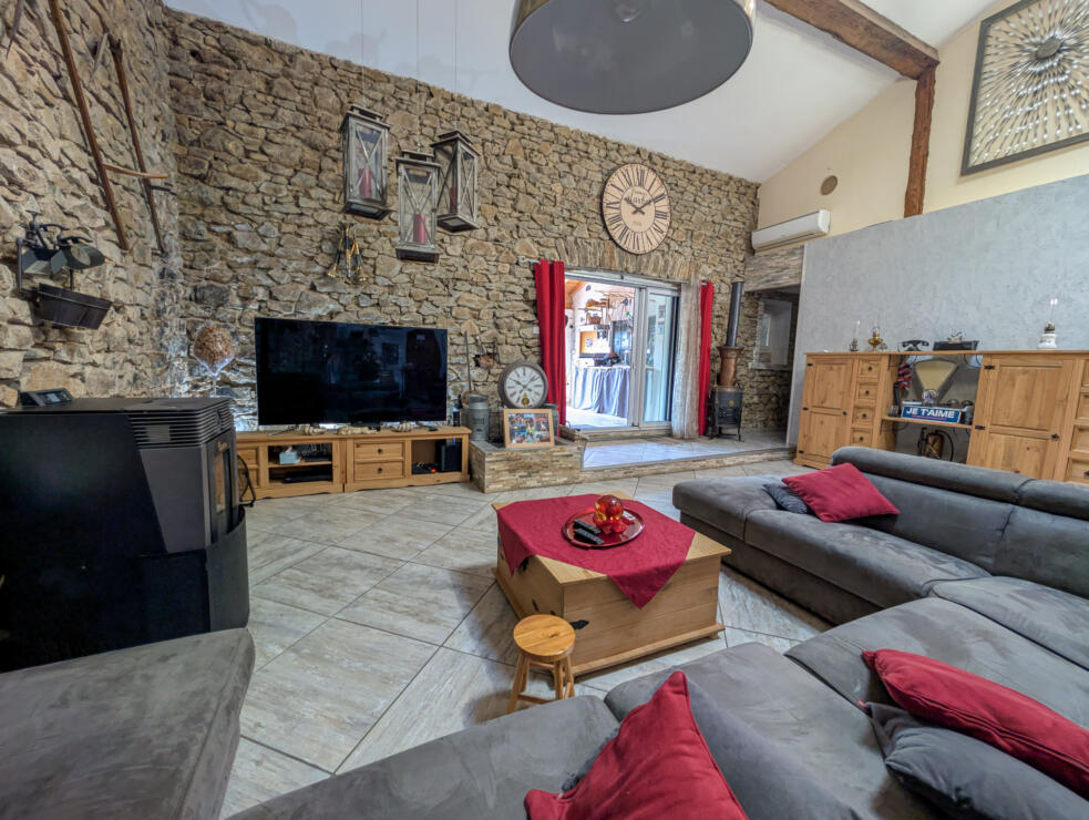 Beautiful stone-built home with cathedral-ceiling living room, pool, garage and 6 bedrooms near Carcassonne
