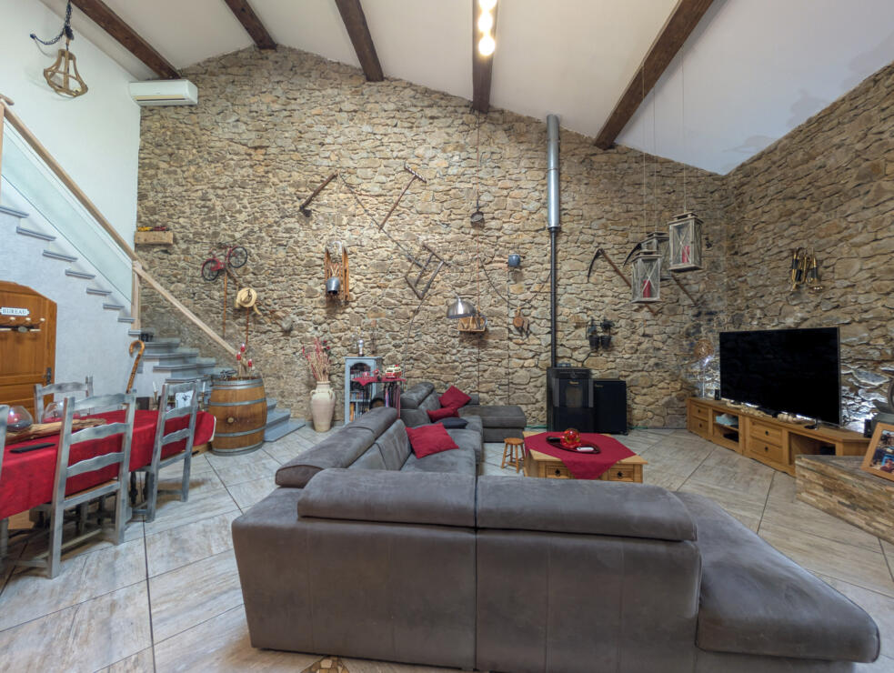 Beautiful stone-built home with cathedral-ceiling living room, pool, garage and 6 bedrooms near Carcassonne