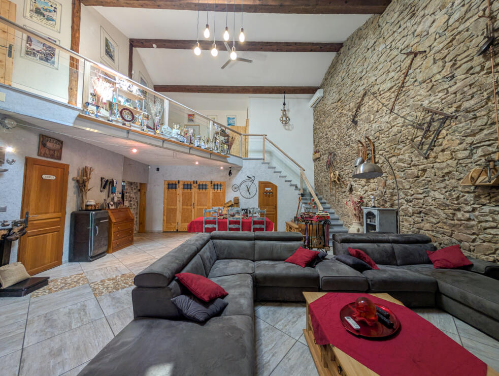 Beautiful stone-built home with cathedral-ceiling living room, pool, garage and 6 bedrooms near Carcassonne
