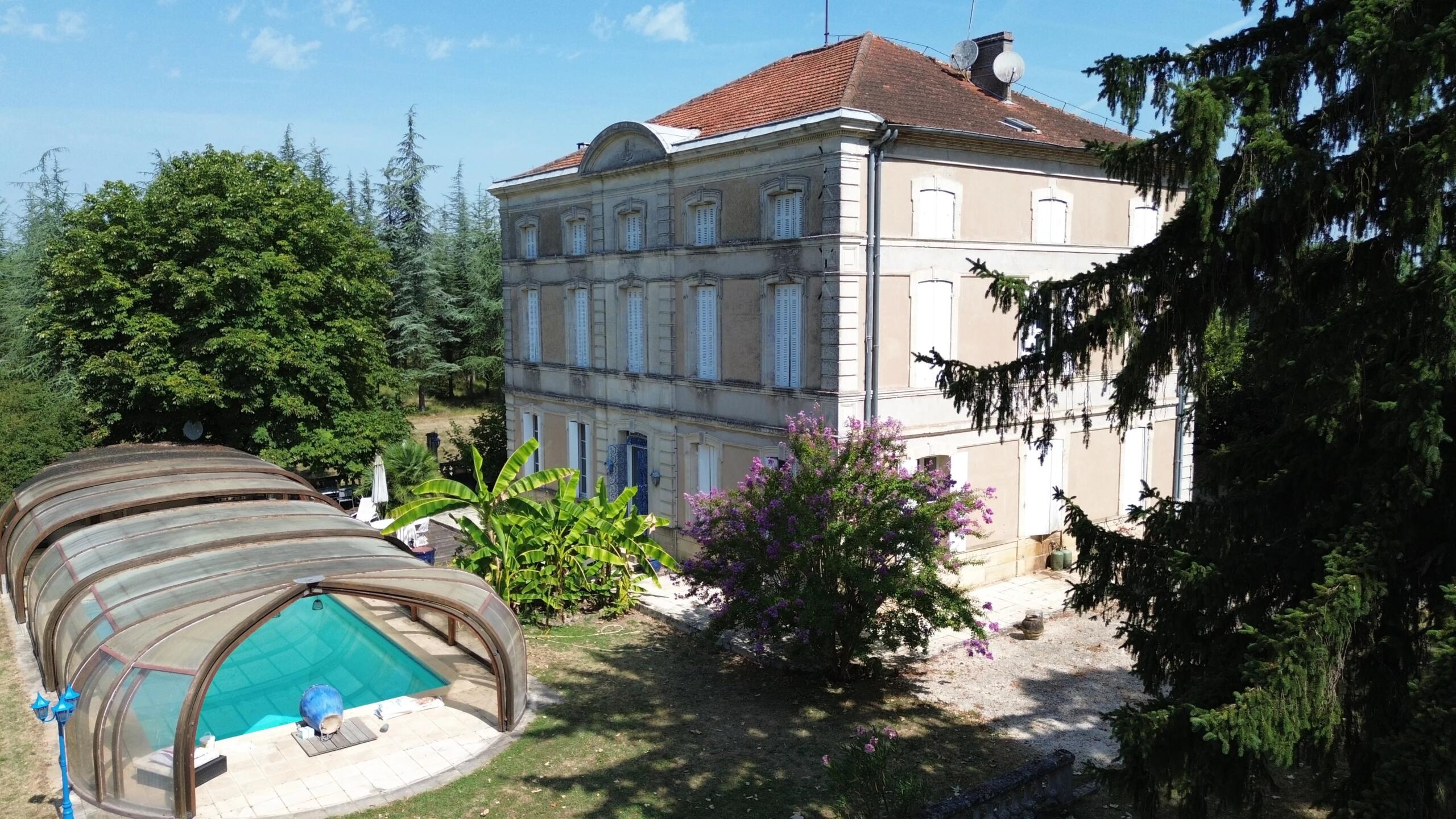Manor house with 120 acres of land plus outbuildings, Aquitaine – France – BVI86492
