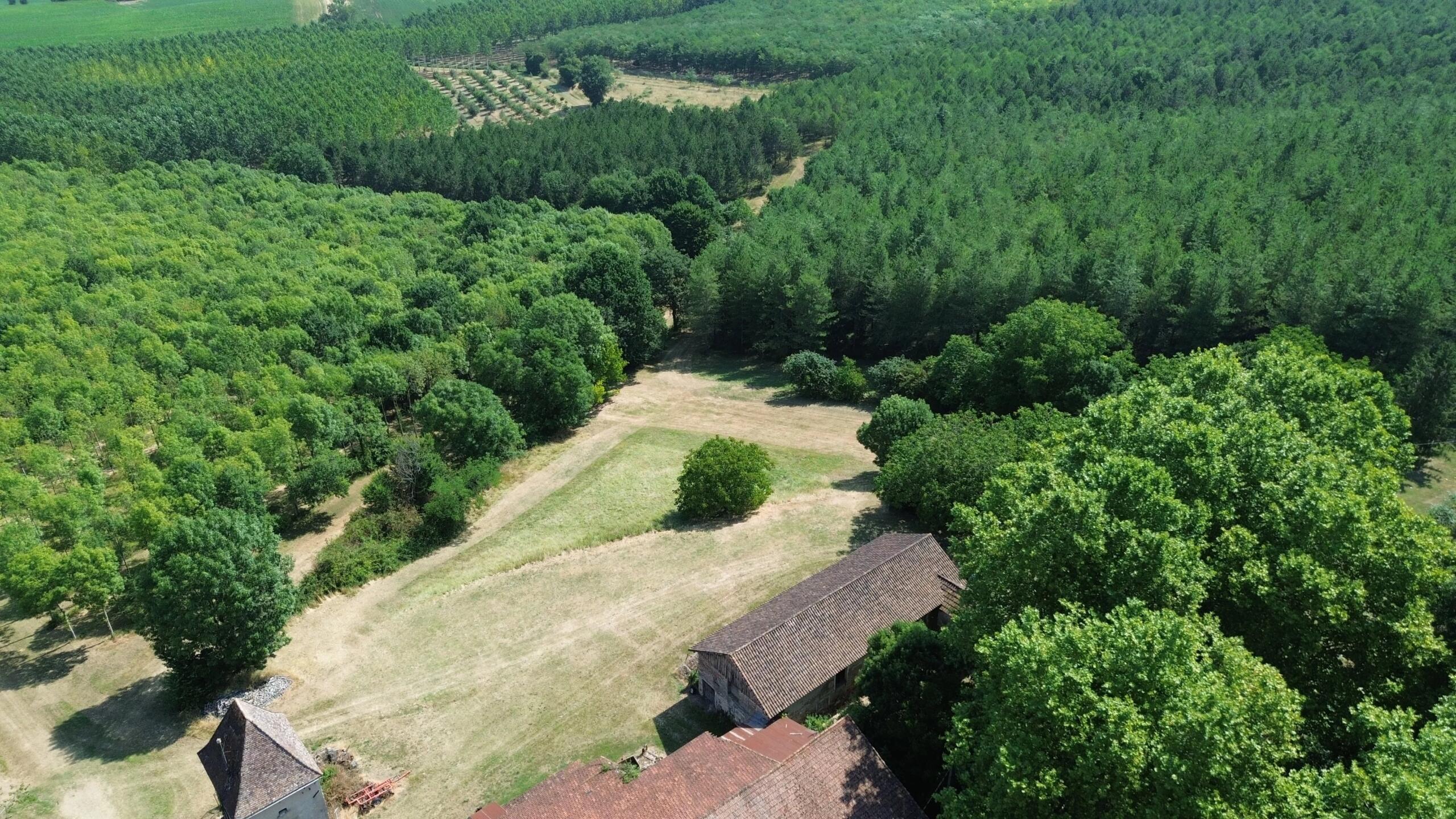 Manor house with 120 acres of land plus outbuildings, Aquitaine – France – BVI86492