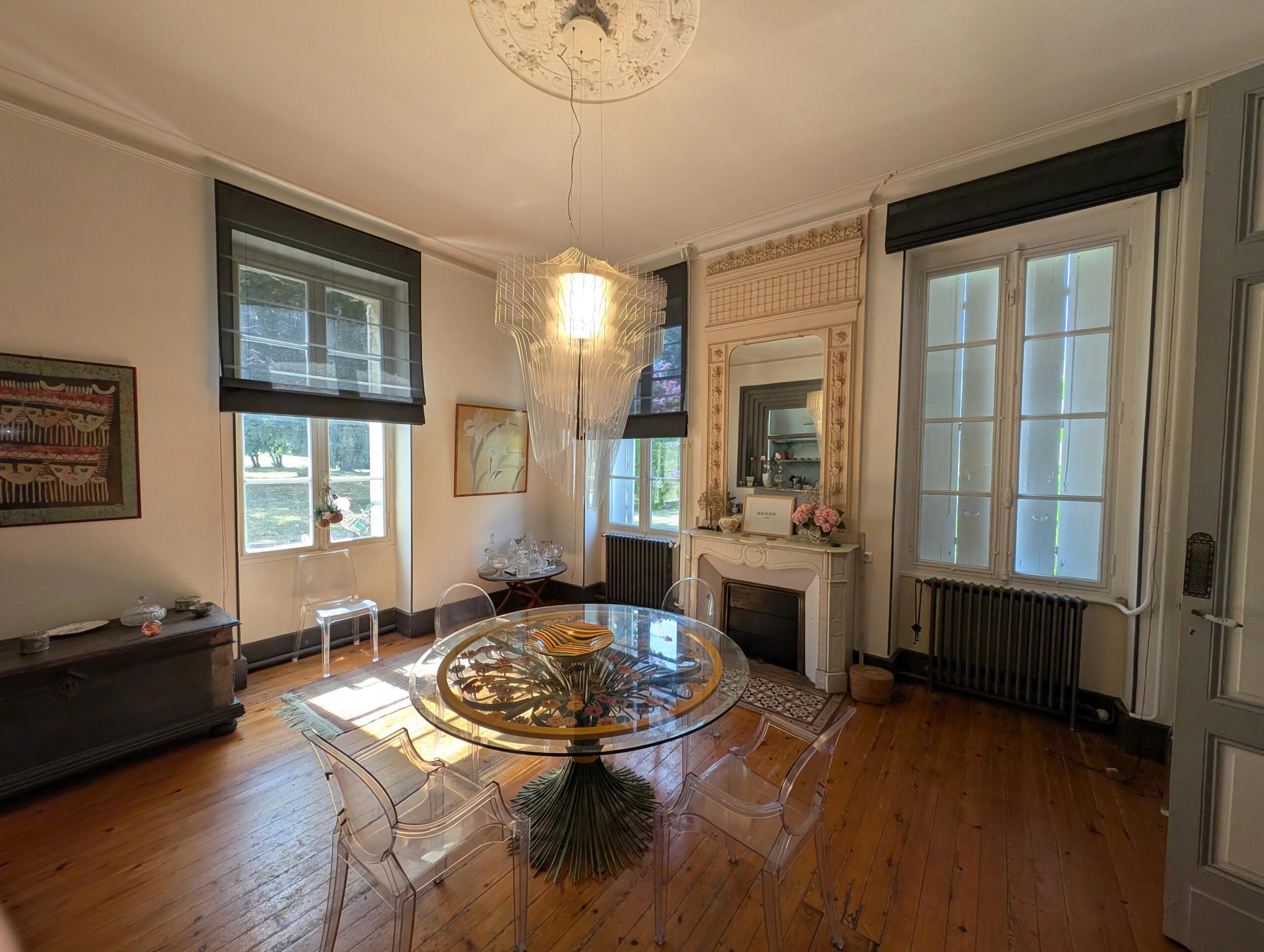 Manor house with 120 acres of land plus outbuildings, Aquitaine – France – BVI86492