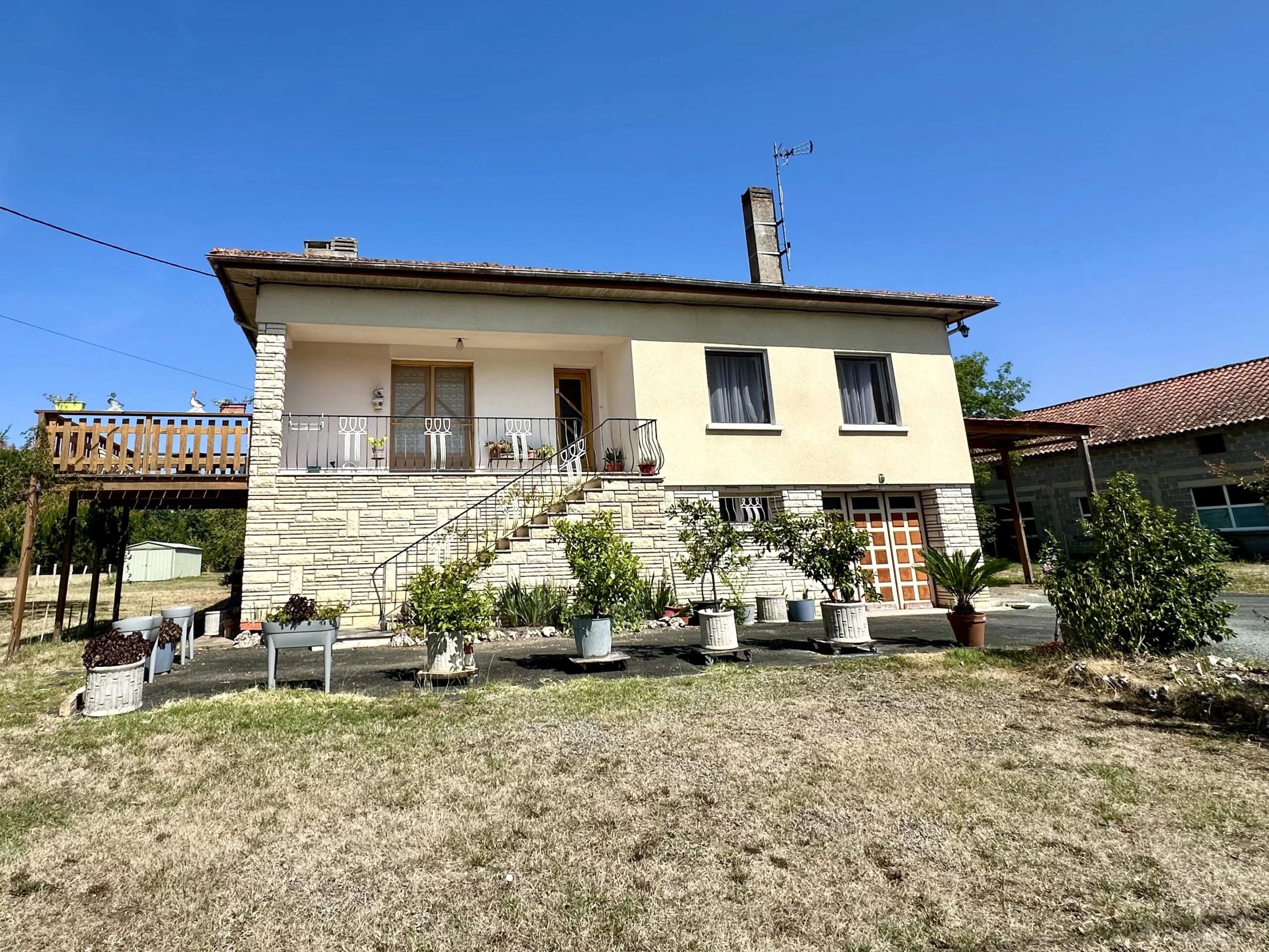 Family home situated near to a popular riverside village, Aquitaine – France – BVI86489