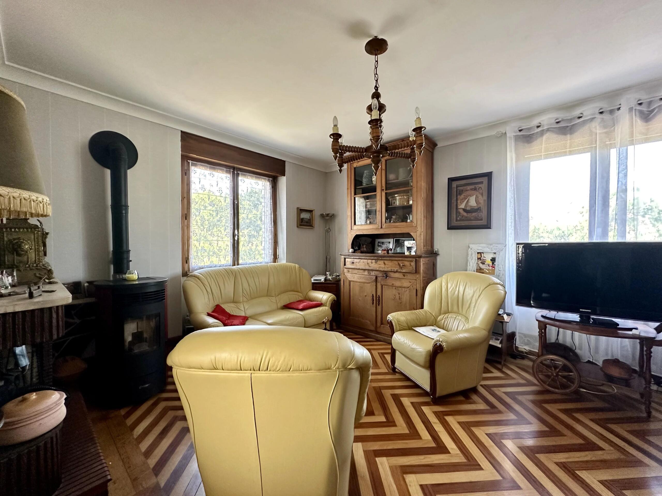 Family home situated near to a popular riverside village, Aquitaine – France – BVI86489