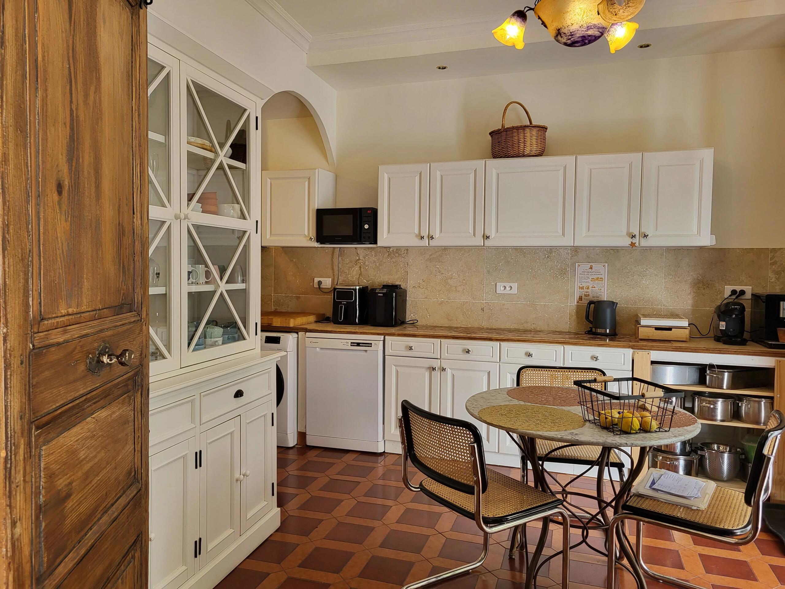 Character Property with great Guest House Potential with 5 en suite bedrooms, Languedoc-Roussillon – France – BVI85732