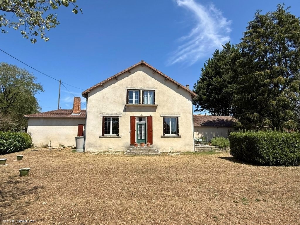 4 bedroom House in Champagne-Mouton, France – r7555