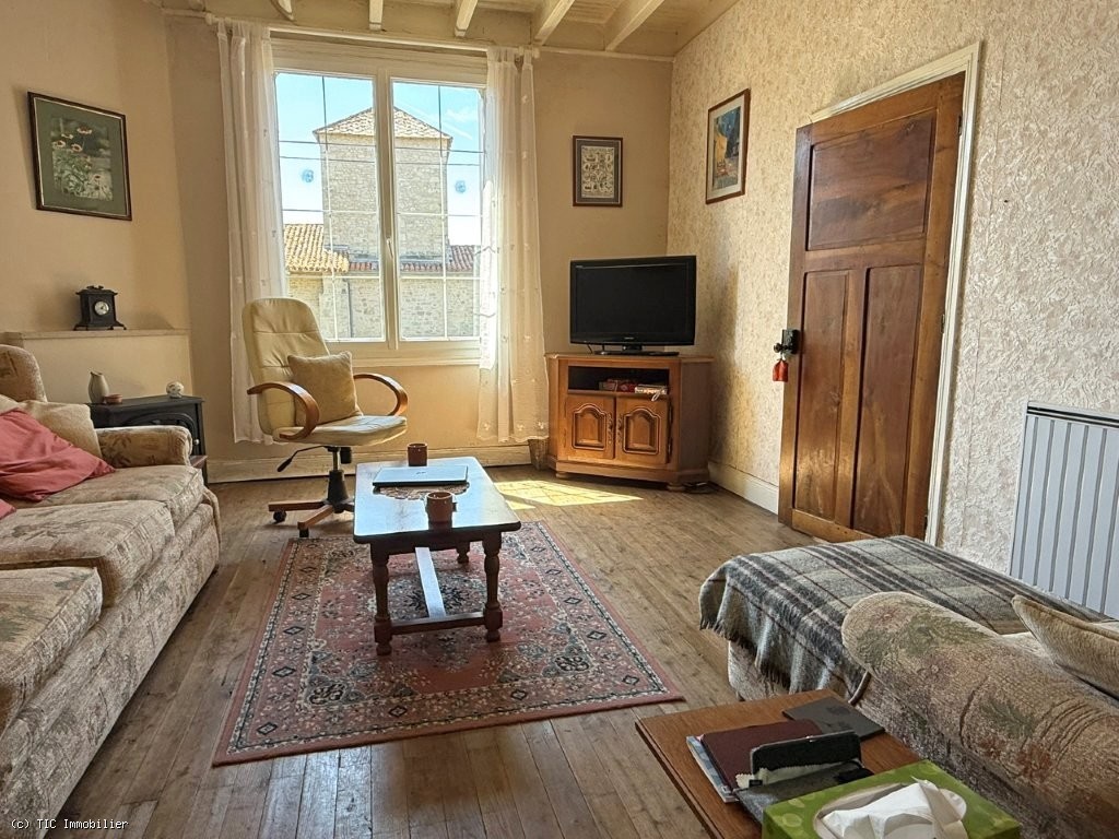 4 bedroom House in Champagne-Mouton, France – r7555