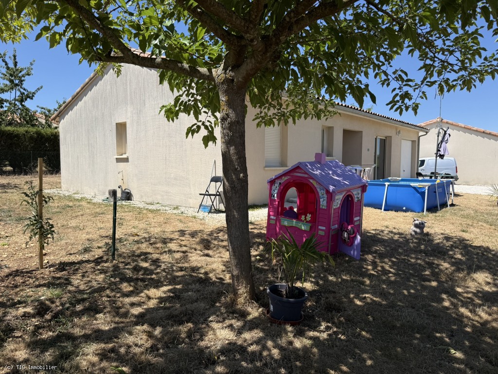 3 bedroom House in Verteuil-Sur-Charente, France – r7550
