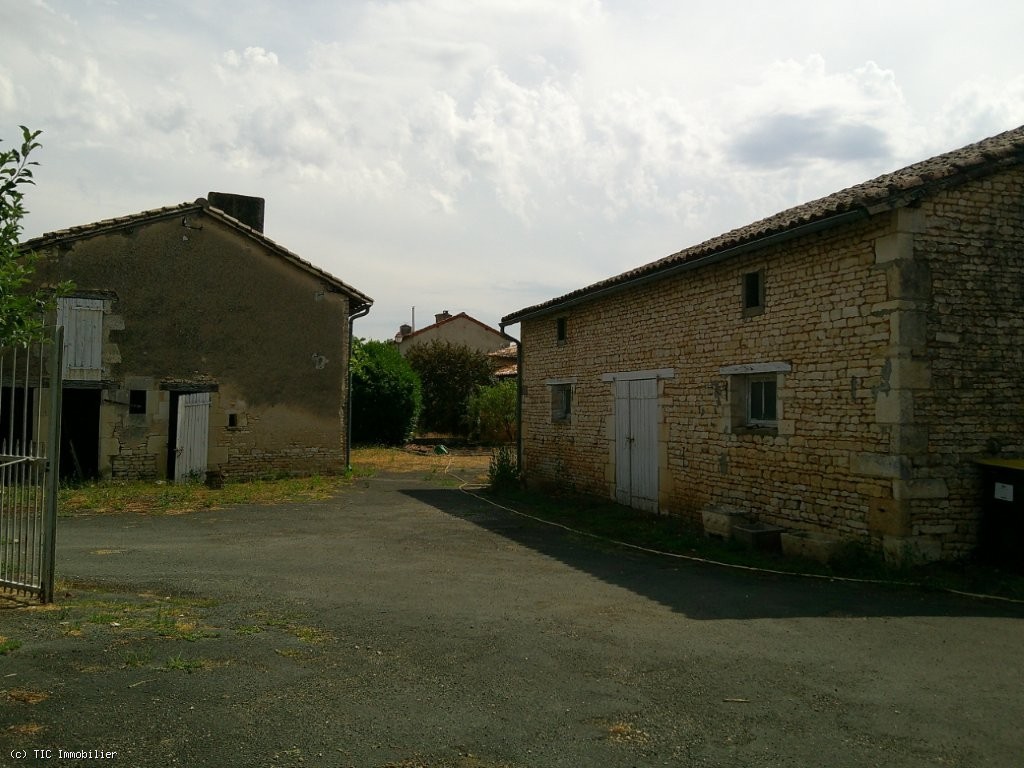 3 bedroom House in Chaunay, France – r7544