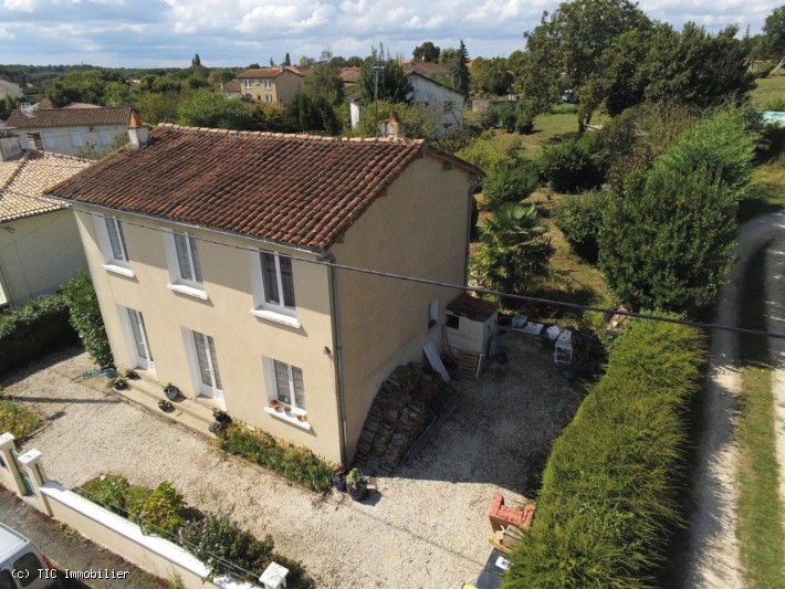 3 bedroom House in Charroux, France – r7432