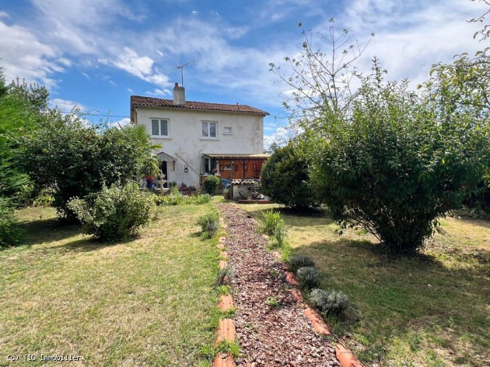 3 bedroom House in Charroux, France – r7432