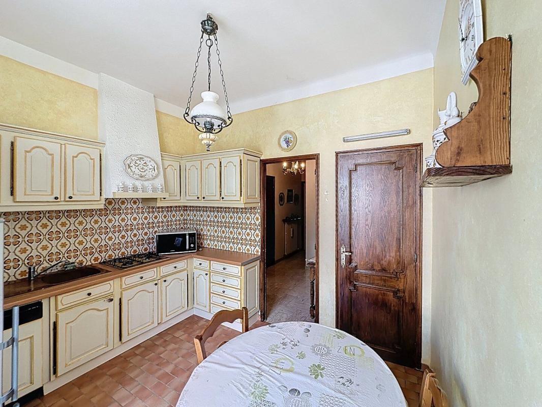 4 bedroom t6 et plus in Avignon, Vaucluse, France