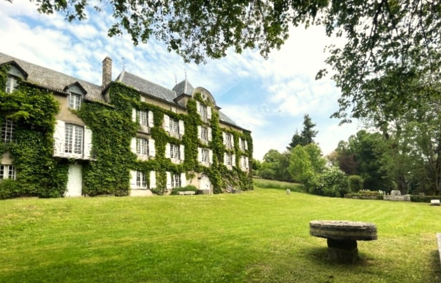 9 bedroom t6 et plus in Chaudes Aigues, Cantal, France
