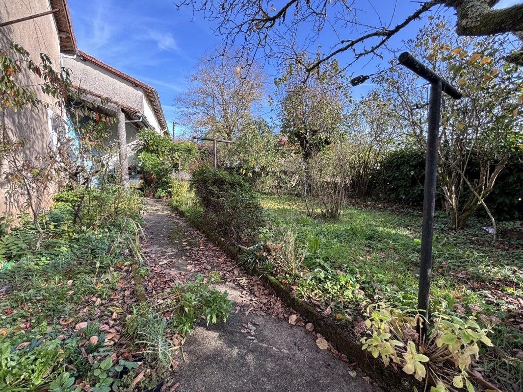 2 bedroom maison en pierres in Saint Gourson, Charente, France
