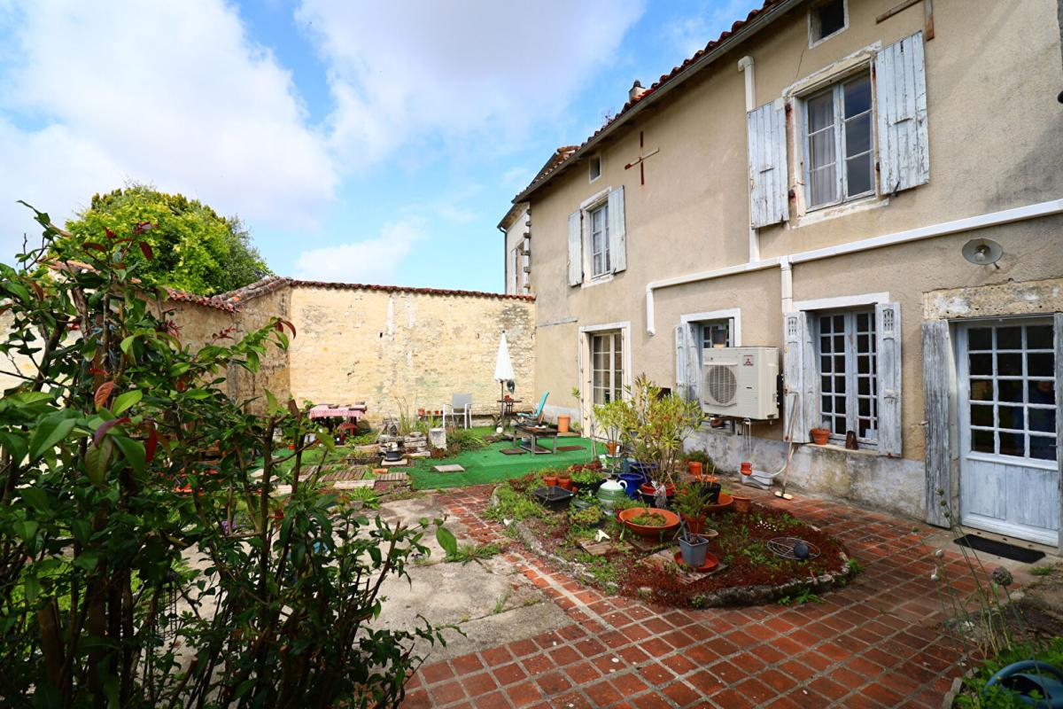 3 bedroom maison de ville in Aigre, Charente, France