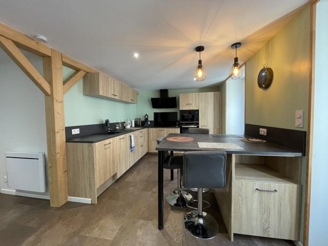 3 bedroom t6 et plus in Vic Sur Cere, Cantal, France