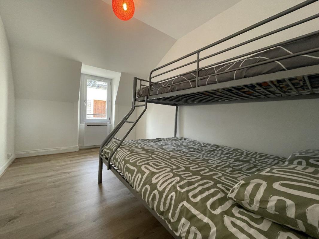 3 bedroom t6 et plus in Vic Sur Cere, Cantal, France