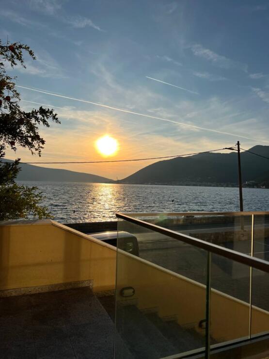 Adriatic Panorama: Stylish 64 m2 Apartment with Terrace in Prestigious Tivat