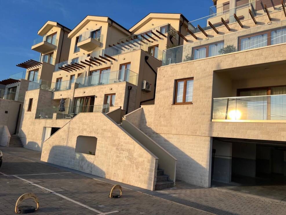 Adriatic Panorama: Stylish 64 m2 Apartment with Terrace in Prestigious Tivat